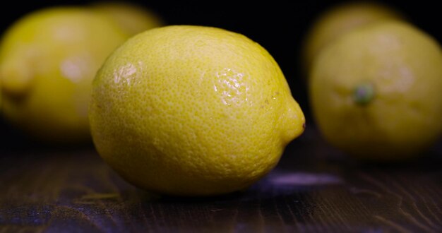 Foto limone maturo su uno sfondo nero