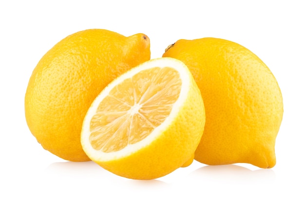 Спелые лимоны, изолированные на белом фоне