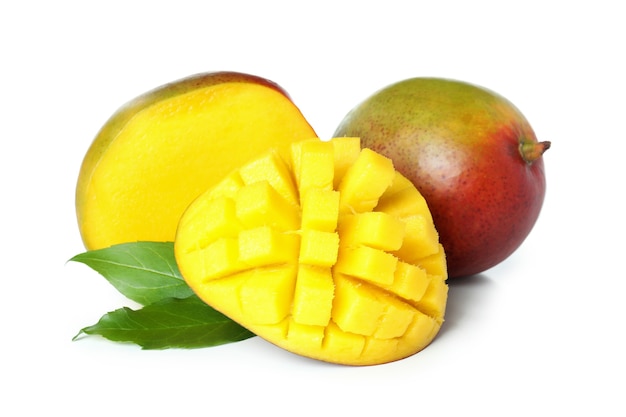 Frutto di mango maturo isolato su sfondo bianco