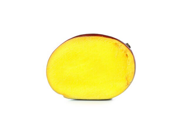 Frutto di mango maturo isolato su superficie bianca