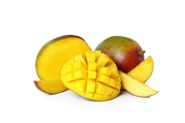 Frutto di mango maturo isolato su superficie bianca