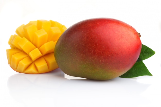 Frutti di mango maturo con fette isolati su bianco