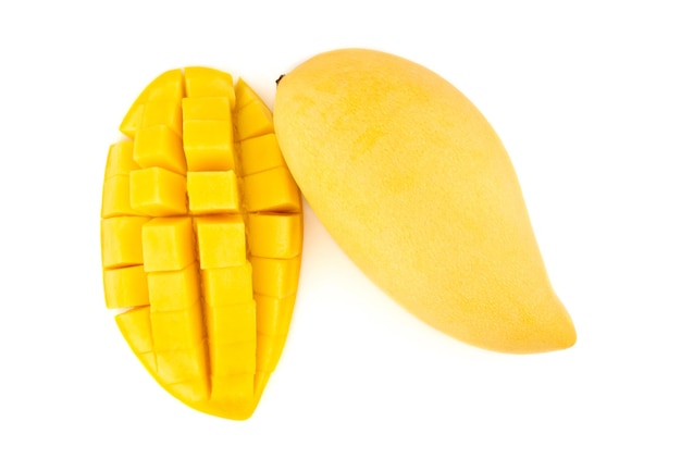 Mango maturo e mezza fetta con cubetti isolati su sfondo bianco