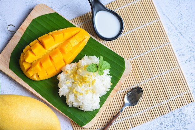 Riso di mango maturo cotto con latte di cocco, cibo di frutta di mango dolce tropicale dolce asiatico