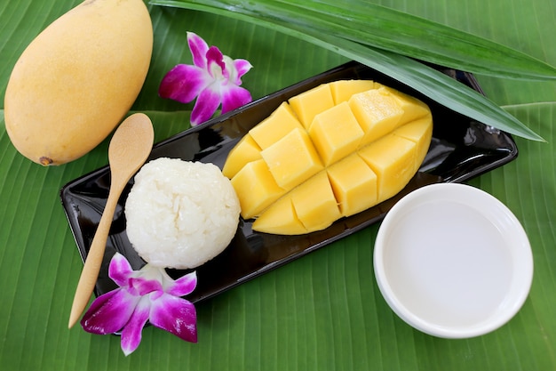 Ripe mango sticky rice.