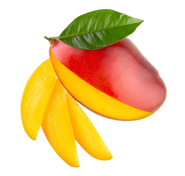 Спелое манго с ломтиками, изолированные на белом фоне с обтравочным контуром