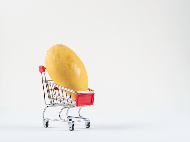 Фото Спелые манго, покупки концепции с корзиной, корзина на белом фоне