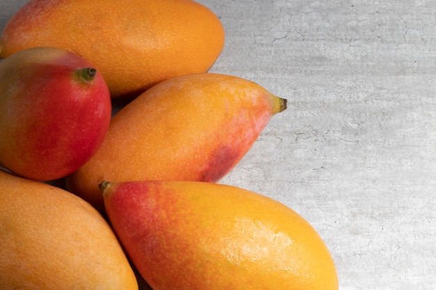 Спелые манго на столе.