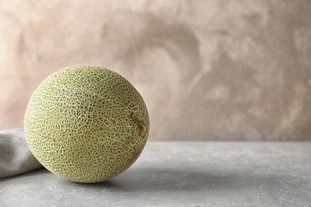 Photo ripe melon on table