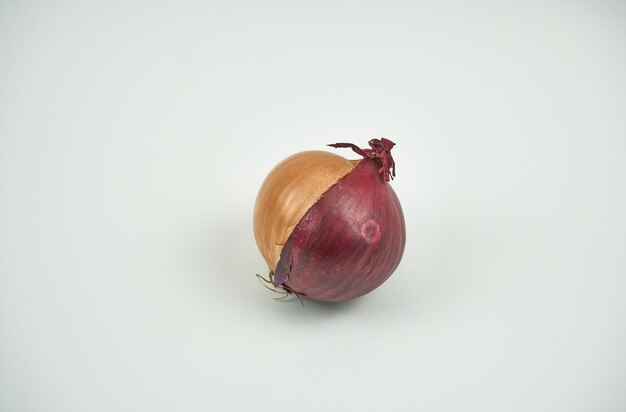 Photo ripe onion on a white background