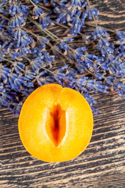 Спелый оранжевый абрикос нарезать кусочками