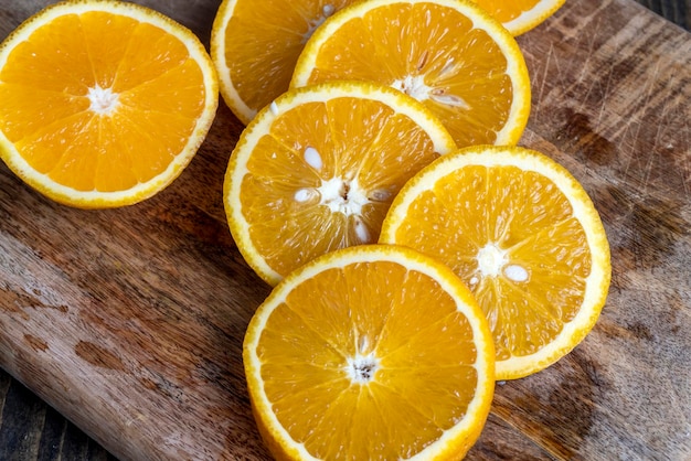 Спелый апельсин, нарезанный дольками во время приготовления