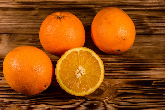 소박한 나무 테이블에 익은 오렌지 과일