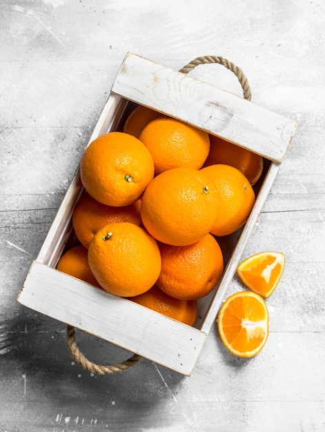 Photo ripe oranges in the box