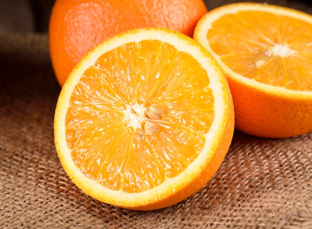 木製のテーブル上の熟したオレンジ