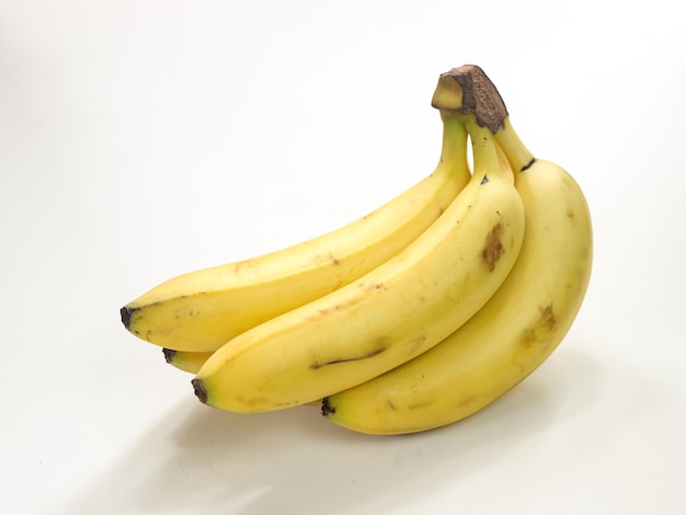Спелый органический кавендишский банан на белом фоне с вырезкой