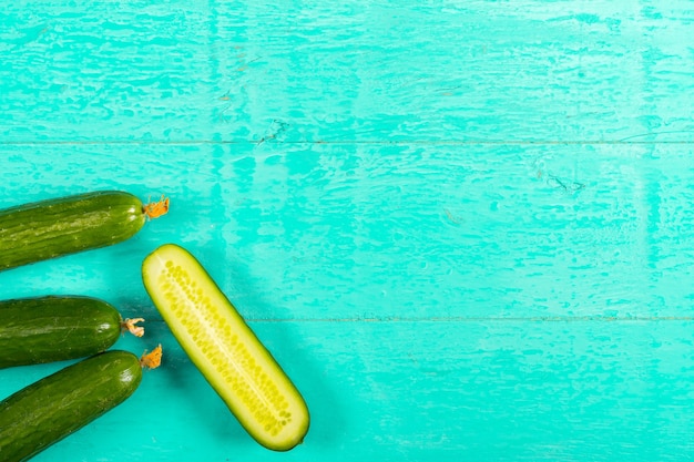 Photo ripe organic cucumber on a blue wooden background