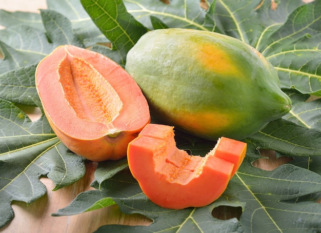 Спелые плоды папайи