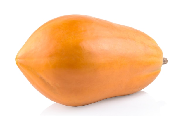 Зрелая папайя, изолированная на белом фоне