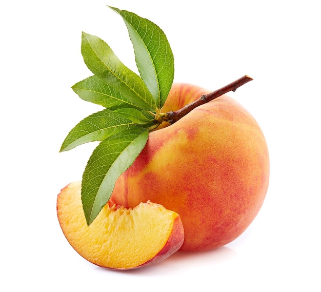 Photo ripe peach with leaves