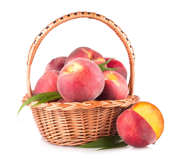 Спелые персики в корзине