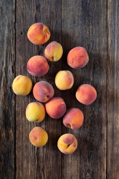 木製のテーブルに熟した桃