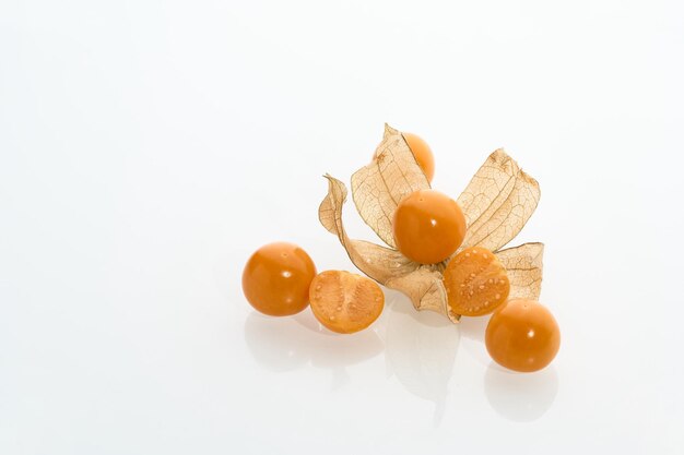 Photo ripe physalis berry isolated on white background closeup macro