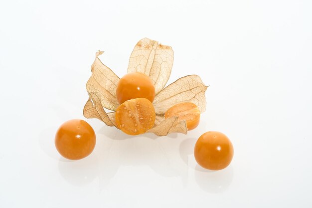 Photo ripe physalis berry isolated on white background closeup macro