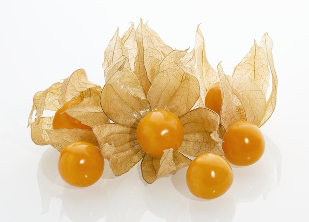 Photo ripe physalis berry isolated on white background