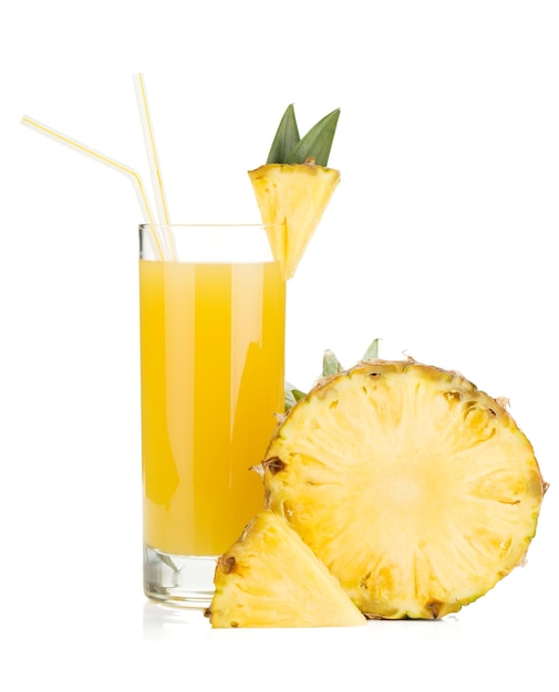 Photo ripe pineapple and juice glass