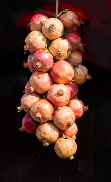 市場 で 販売 さ れ て いる 成熟 し た ナツメヤシ の 果物