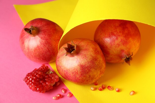 Photo ripe pomegranate fruits on two tone background