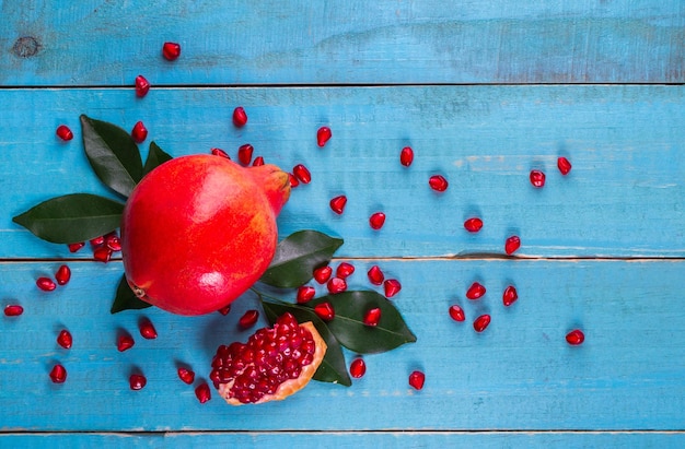 Photo ripe pomegranate fruits on the wooden background