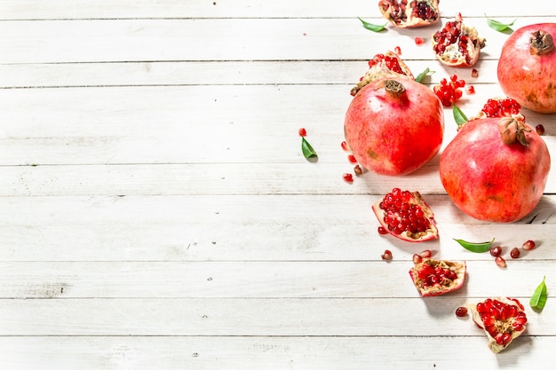 Photo ripe pomegranates with leaves.