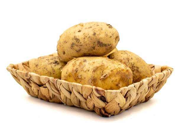 Patate mature patate fresche e crude nel carrello isolate su sfondo bianco alimenti biologici da vicino