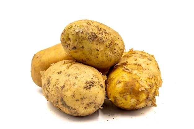 Patate mature patate fresche e crude isolate su sfondo bianco alimenti biologici da vicino