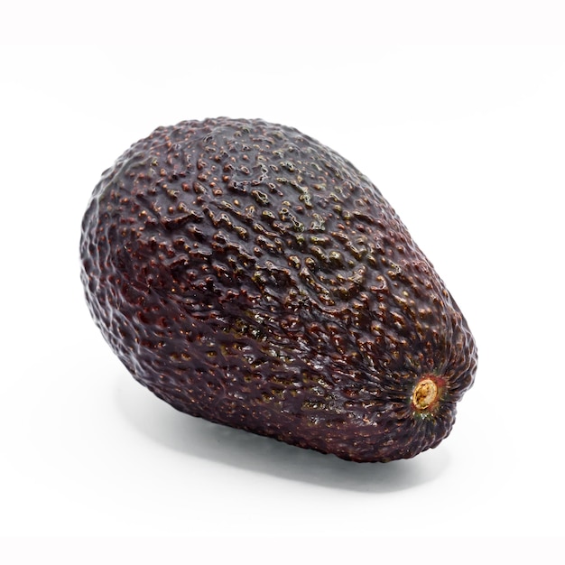 Isolato di avocado hass viola maturo su sfondo bianco