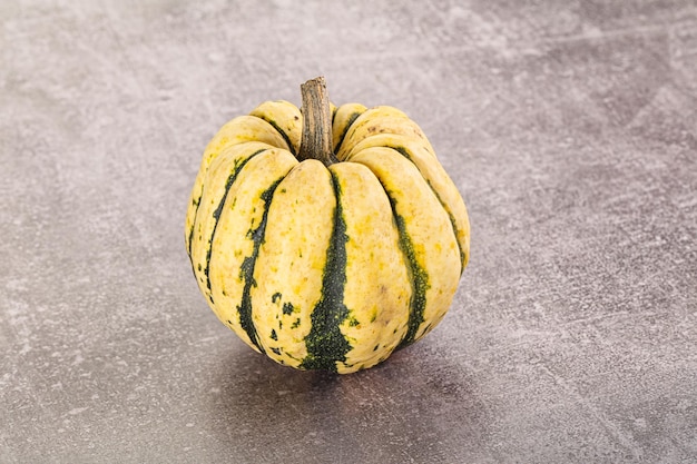 Photo ripe raw fresh decorative pumpkin