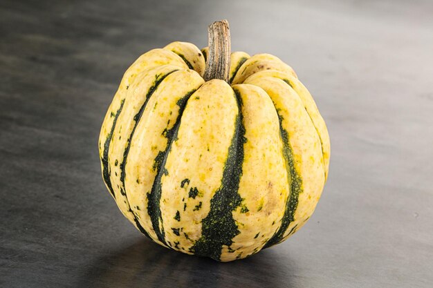 Photo ripe raw fresh decorative pumpkin