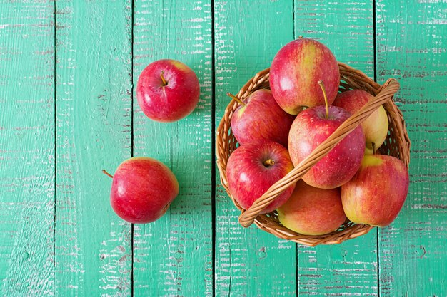 Photo ripe red apples in a basket