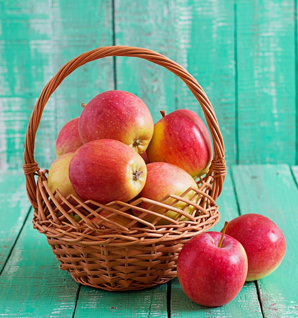 Photo ripe red apples in a basket