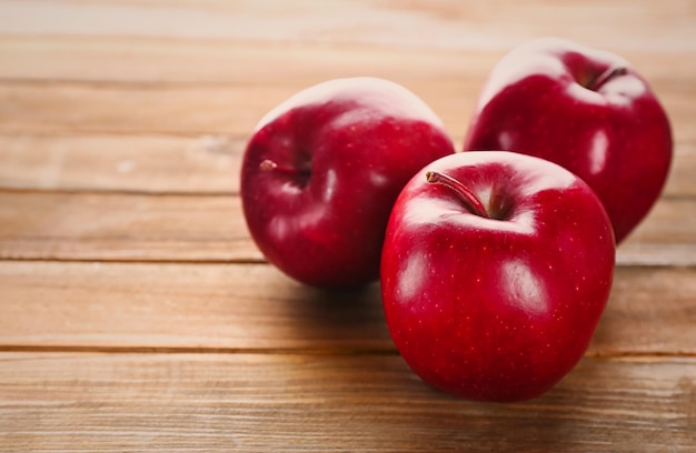 Foto mele rosse mature su fondo in legno