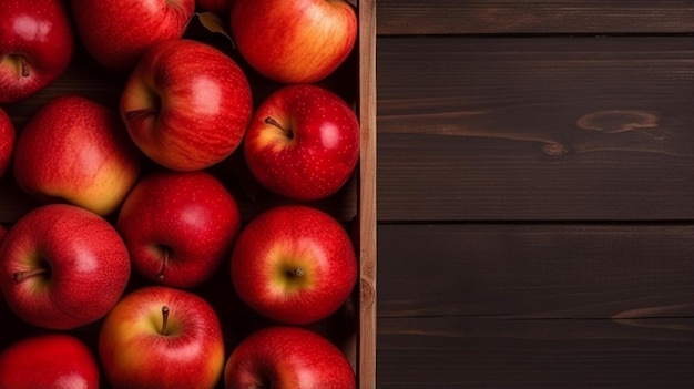 熟した赤いリンゴを木製の箱に テキストのスペースを備えたトップビュー