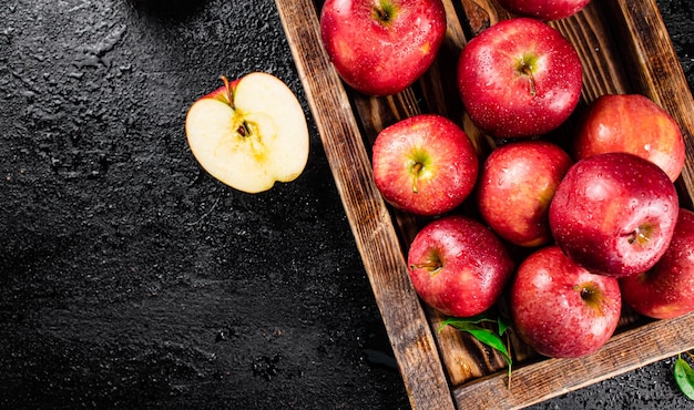 Photo ripe red apples on a wooden tray