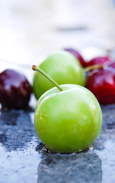 Photo ripe red cherry and plum