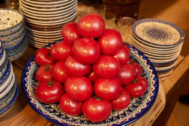 점토 접시에 잘 익은 빨간 체리 토마토