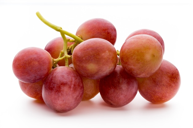 Спелый красный виноград, изолированные на белом.