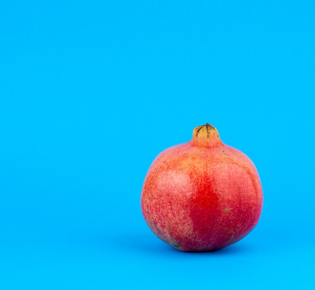 Foto melograno rosso maturo in una buccia