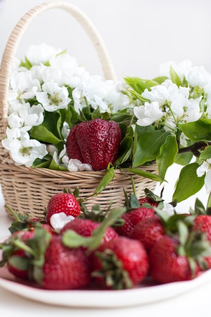 Photo ripe red strawberries on a plate summer harvest