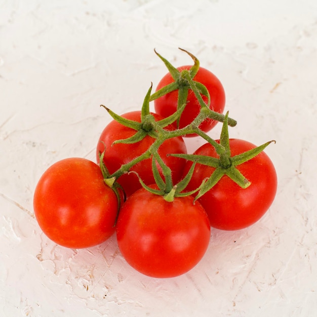 白い背景の上の熟した赤いトマト